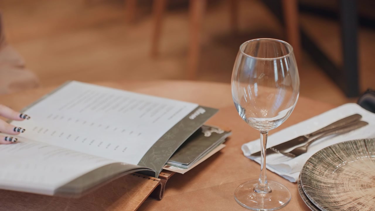 Raffineret kvinde overvejer langsomt madmuligheder. Elegant dame gennemgår eftertænksomt menuen i stilfulde omgivelser. Sofistikeret kvinde studerer omhyggeligt menuen midt i en raffineret restaurantatmosfære.