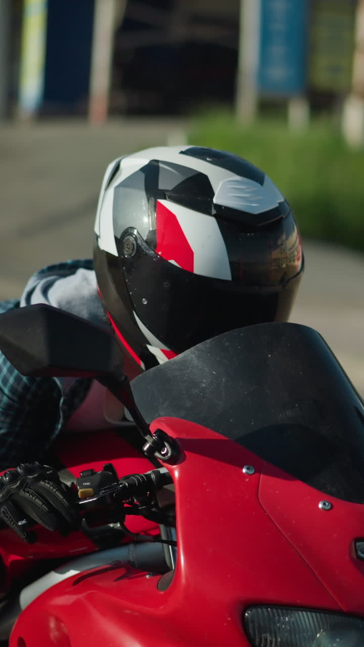 una dama monta una bicicleta eléctrica, descansando su cuerpo hacia adelante en la bicicleta mientras lleva un casco, su camisa flota en el viento, revelando parcialmente su cuerpo