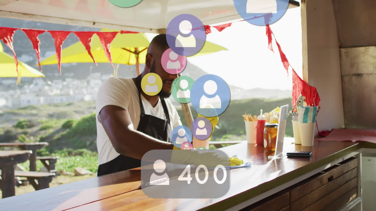 animación de iconos y números de redes sociales sobre hombre afroamericano limpiando un camión de comida
