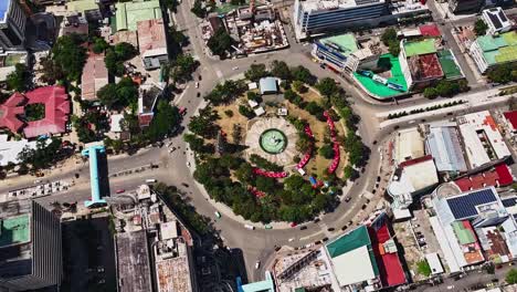 Ciudad-De-Cebú,-Filipinas,-Timelapse-Del-Círculo-Fuente-Con-Tráfico-Creciente