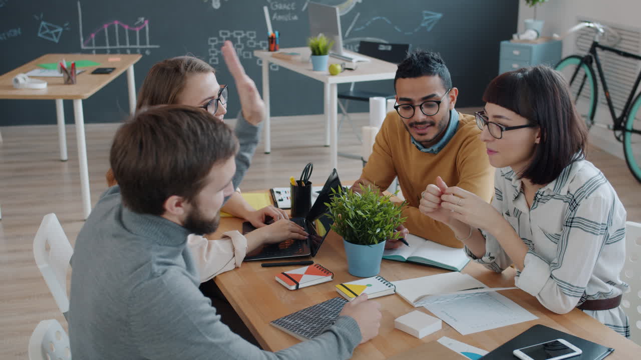 colaboración en equipo en una oficina moderna