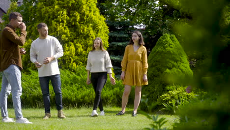 Fernsicht-Auf-Einen-Kaukasischen-Jungen-Mann,-Der-An-Einem-Sonnigen-Tag-Einen-Pétanque-Ball-Im-Park-Wirft