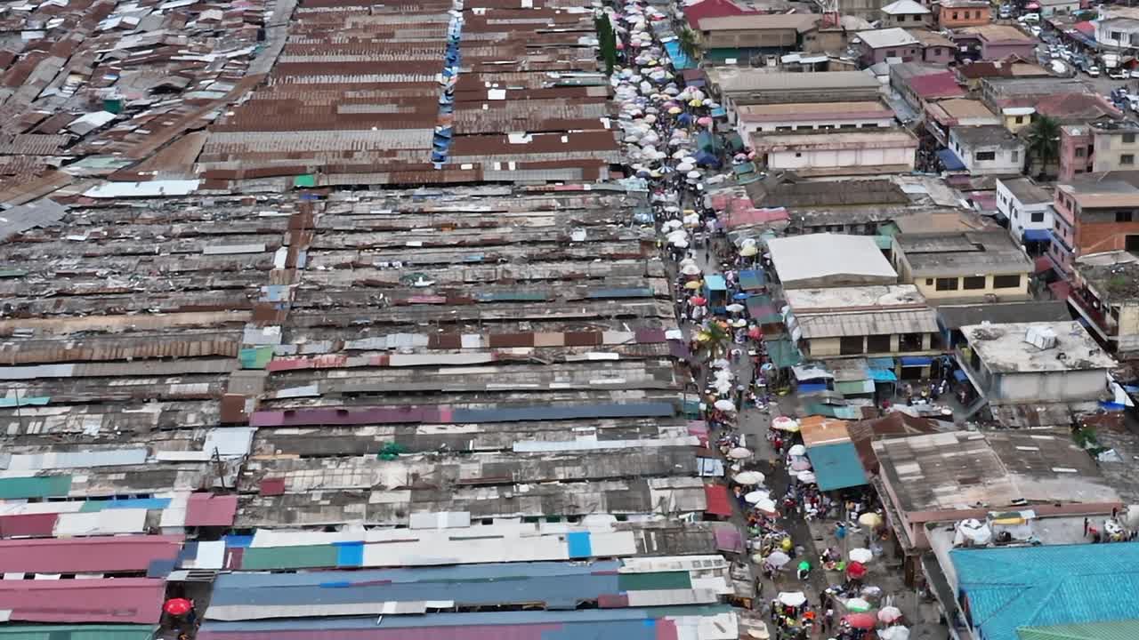 Marktszene in Accra, die Stände und Menschen tagsüber zeigt