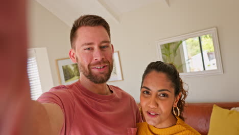 feliz pareja interracial, videollamada