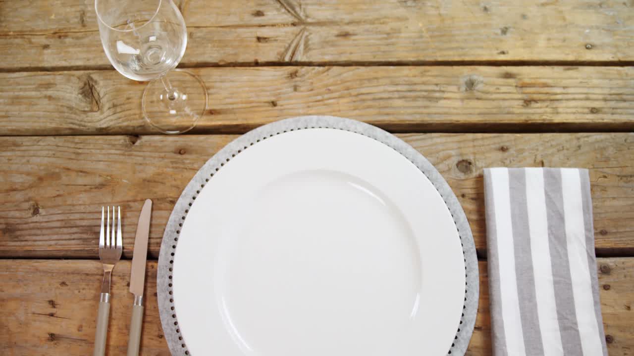 varios cubiertos en la mesa de madera 4k