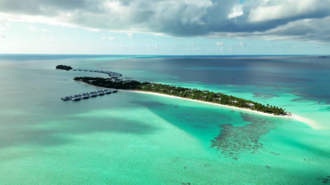 Đảo Maldives với hai cầu tàu bungalow trên mặt nước, bãi biển cát trắng, đầm phá màu ngọc lam và rạn san hô