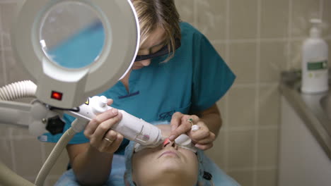 mujer que se somete a un tratamiento cutáneo con láser