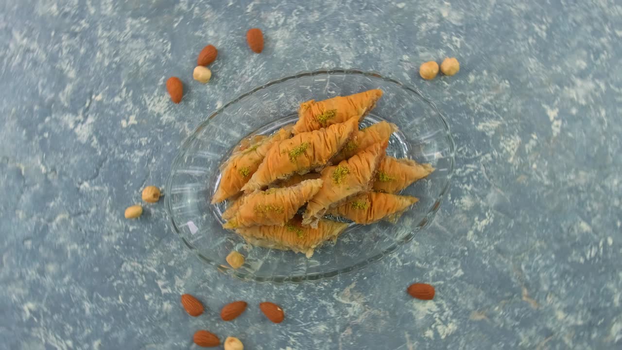 Bir tabakta Türk baklavası. Seçici odak. Yemek.