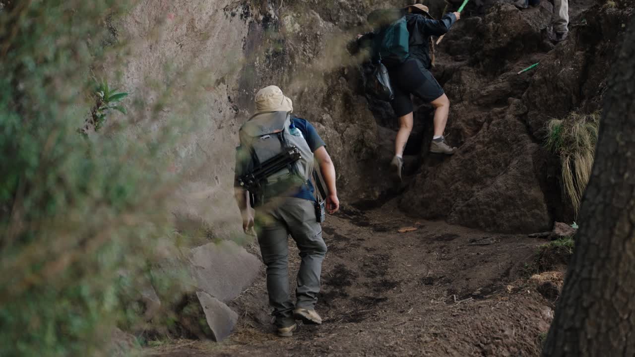 Escursionisti che scalano un ripido sentiero vulcanico durante l'escursione all'Acatenango.