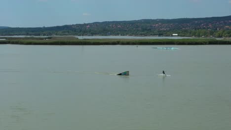 Wakeboarden-Auf-Dem-Velencei-See,-Ungarn-Aufgenommen-Mit-Einer-Dji-Mavic-2-Pro-Drohne