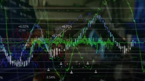 Animación-Del-Procesamiento-De-Datos-Sobre-Un-Hombre-De-Negocios-Birracial-Usando-Una-Tableta