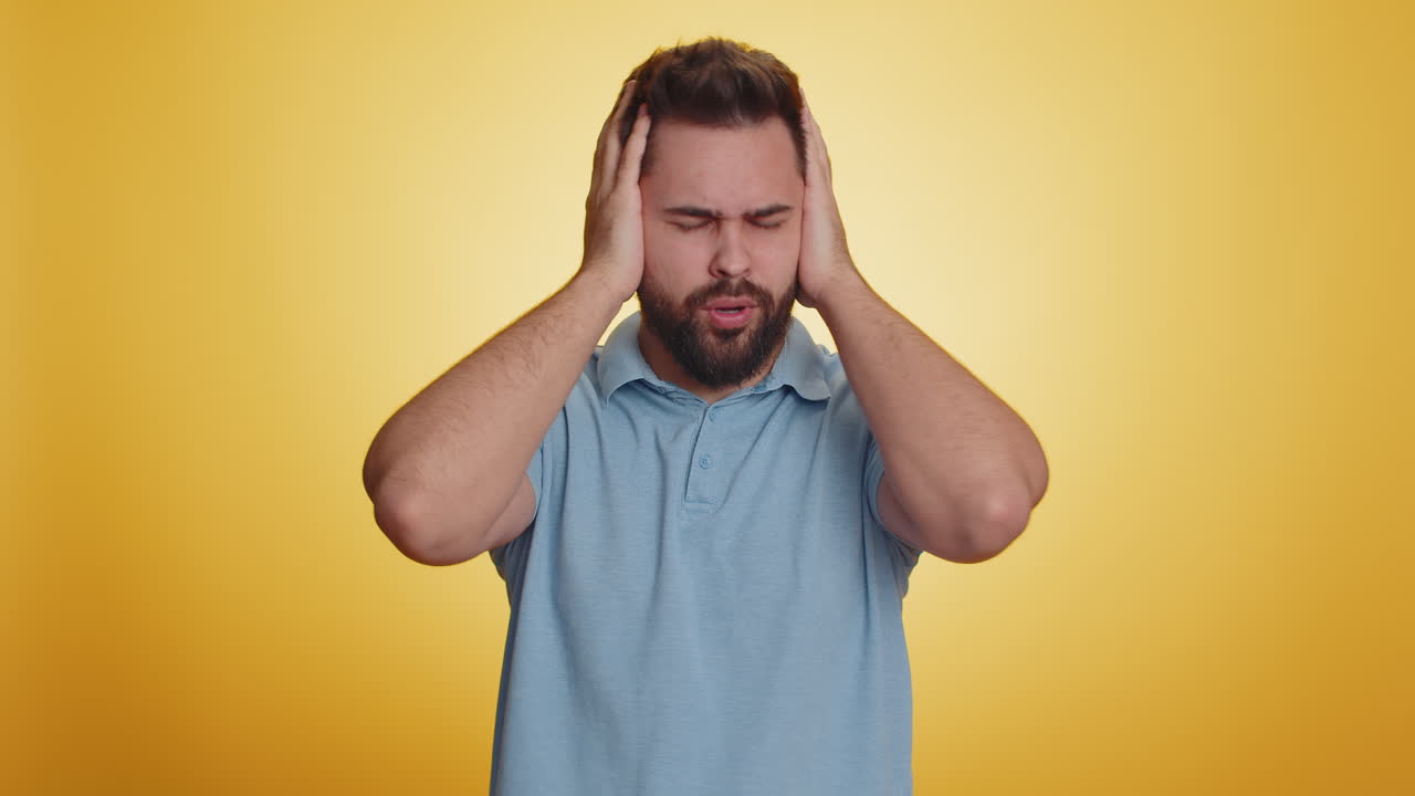 molesto irritado hombre guapo cubriendo las orejas gesticulando no evitando consejos ignorando el ruido voces fuertes