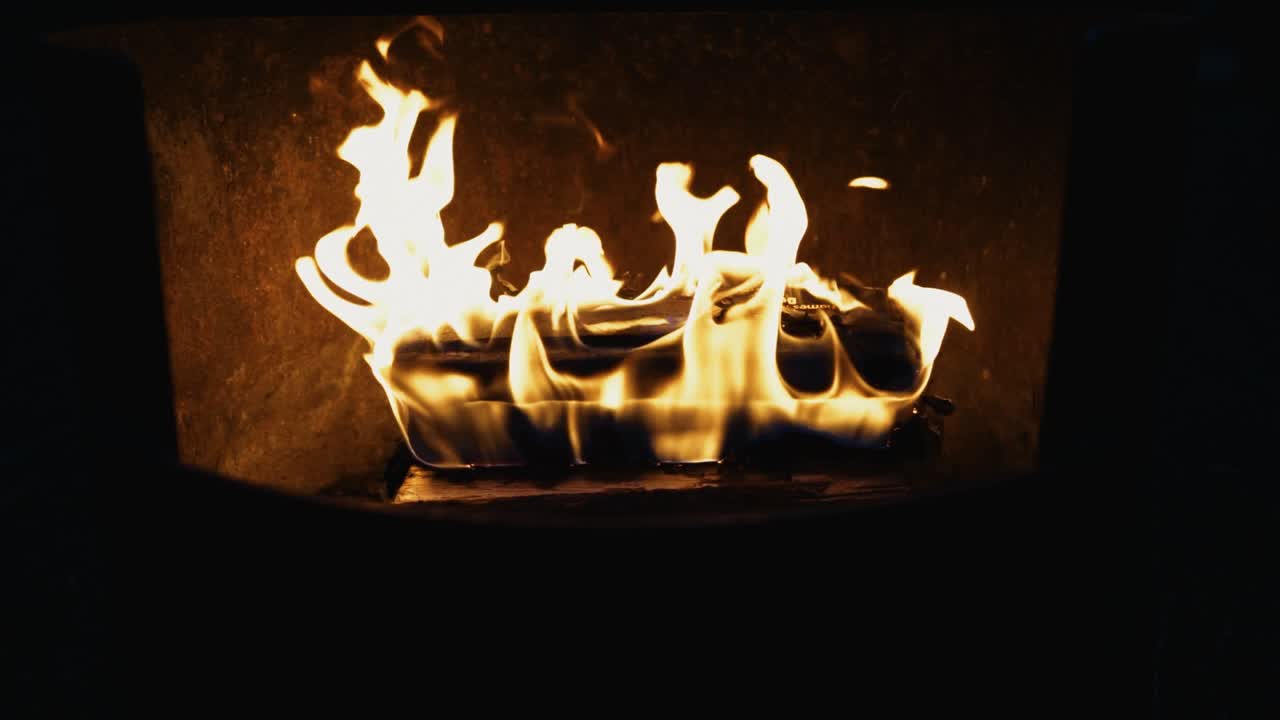 완벽하게 타오르는 모닥불의 샷을 밀어 넣다