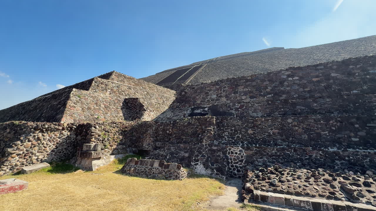Dettagli in panoramica del paesaggio della Piramide del Sole a Teotihuacan, Messico