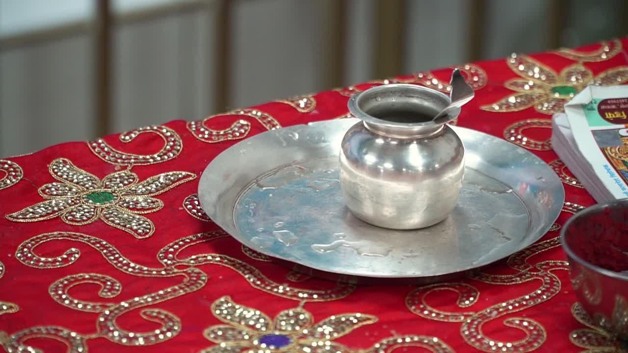 힌두교 사원에서 성수로 암릿을 닫습니다.