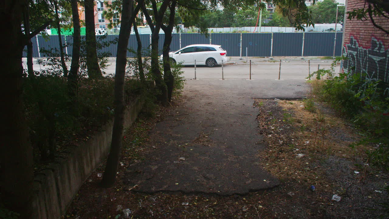 Um edifício brutalista antigo e dilapidado da era comunista em Sófia, Bulgária.