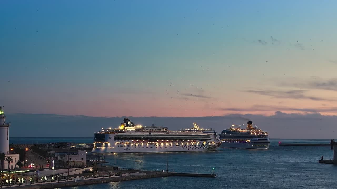 Krydstogtskibe lagde til kaj i Málaga, Spanien om aftenen