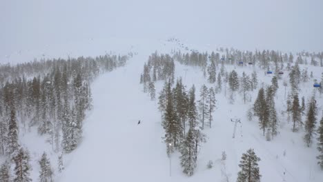 飞越无人机雾<unk>的莱维南公园滑雪场,芬兰山