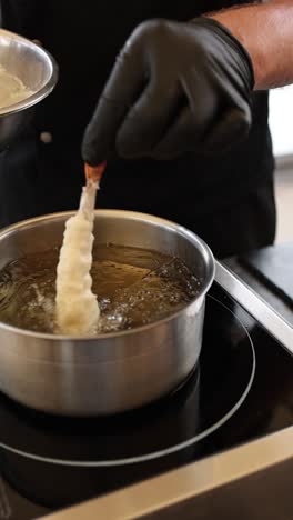 chef freyendo comida en una sartén