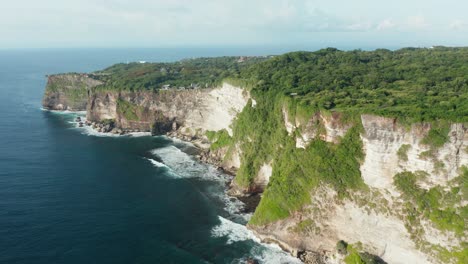 Vista-Aérea-De-Drones-De-Altos-Acantilados-Junto-Al-Mar-Cubiertos-De-Bosque-Verde