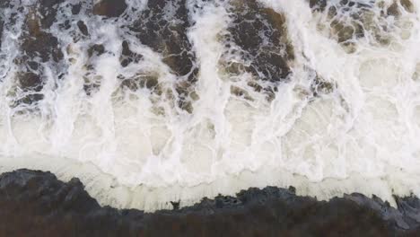 Vista-Aérea-De-Arriba-Hacia-Abajo-De-Los-Peces-Besugo-Que-Intentan-Saltar-Río-Arriba-Contra-La-Cascada