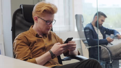 hombres de negocios que usan teléfonos inteligentes en el trabajo
