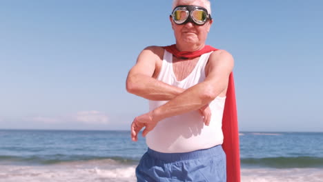 animación de hacerlo por ellos sobre caucásico hombre mayor en disfraz de superhéroe en la playa