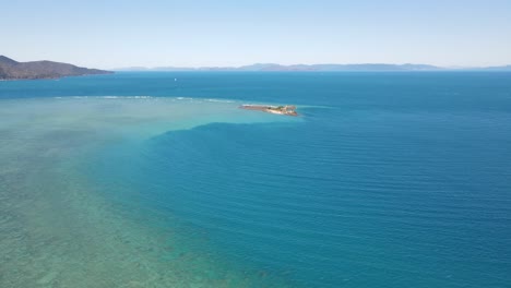 islote junto al mar azul en calma - isla whitsunday en qld, australia