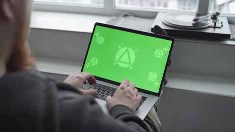 Mockup.-Laptop-with-green-screen-chroma.-Telecommuting,-sending-and-receiving-messages.-Close-up.