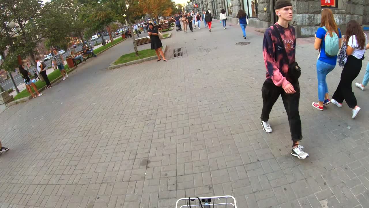 городская уличная сцена с людьми