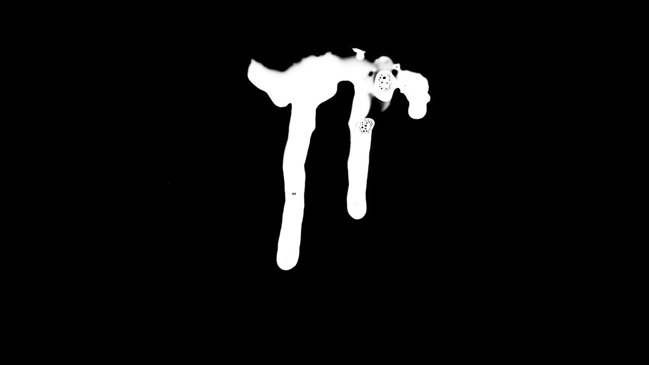 검은 화면 배경 위에  잉크가 흘러내린다