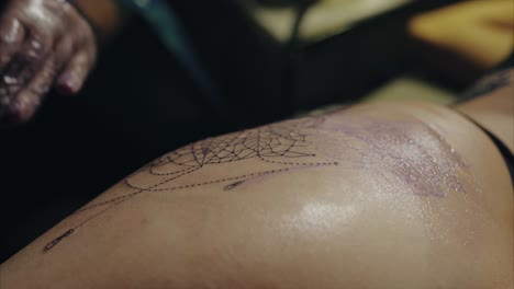 artista del tatuaje en el trabajo