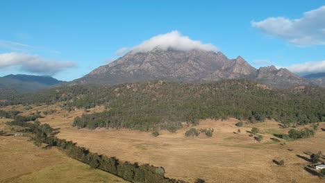 Ein-Hoher-Blick-Auf-Den-Schroffen-Mount-Barney-In-Australien,-Dessen-Gipfel-Von-Einer-Dicken-Weißen-Wolke-Bedeckt-Ist