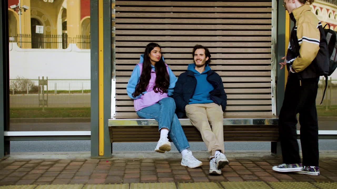 버스 정류장에서 커플