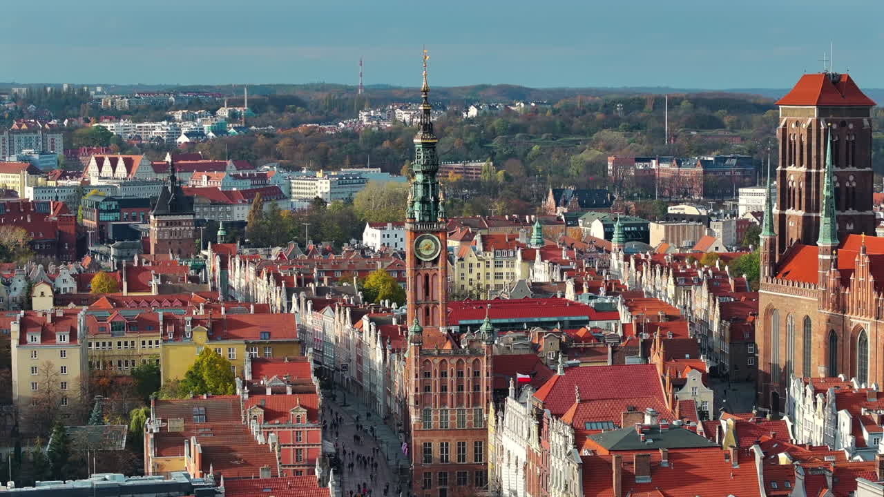 vista aérea de la ciudad vieja de gdansk, polonia con el ayuntamiento en el medio