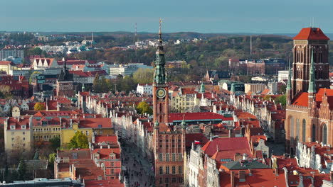 Vista-Aérea-Del-Casco-Antiguo-De-Gdansk,-Polonia,-Con-El-Ayuntamiento-En-El-Medio