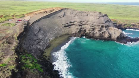 Vista-Aérea-De-La-Playa-De-Arenas-Verdes-De-Hawaii,-Con-Espectaculares-Acantilados,-Aguas-Turquesas-Y-Una-Costa-De-Arena-Verde-única