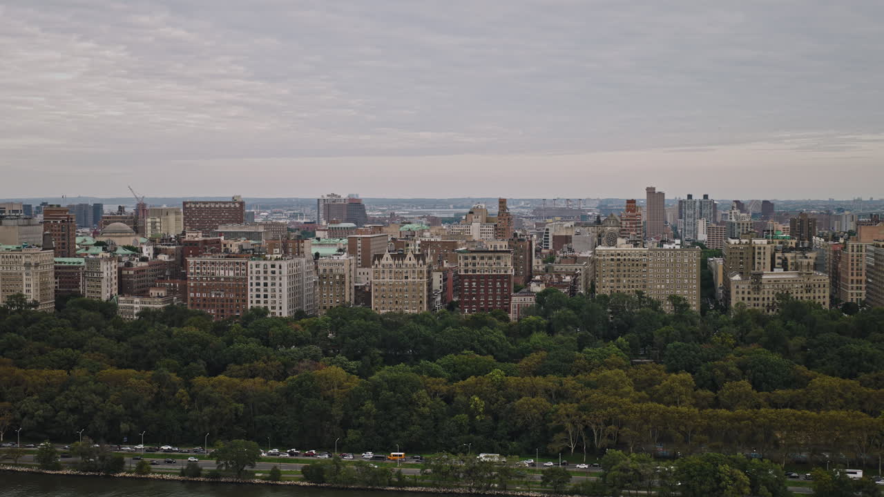 nueva york aerial v237 drone flyover hudson river capturando el campus de la universidad de columbia en morningside heights y el paisaje urbano de upper manhattan y harlem - filmado con inspire 3 8k - septiembre 2023