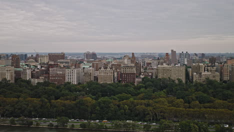 NYC-New-York-Luftaufnahme-V237-Drohnenüberflug-über-Den-Hudson-River,-Aufnahme-Des-Campus-Der-Columbia-University-In-Morningside-Heights-Und-Der-Stadtlandschaft-Von-Upper-Manhattan-Und-Harlem-–-Aufgenommen-Mit-Inspire-3-8k-–-September-2023