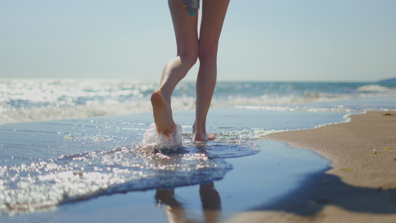 Donna che cammina sulla spiaggia