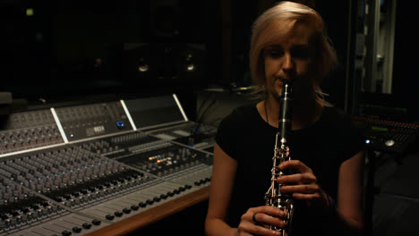 una mujer tocando el clarinete.