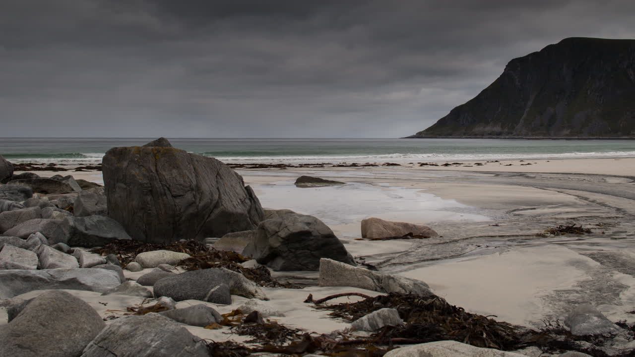 noruega playa nublada 4k 00