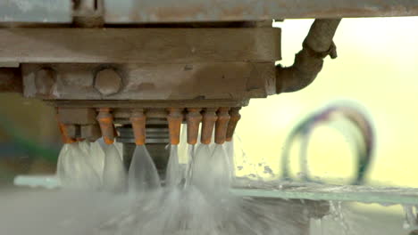 Nahaufnahme-Einer-Wassergekühlten-CNC-Maschine,-Die-Kanten-Der-Glasscheibe-Fräst