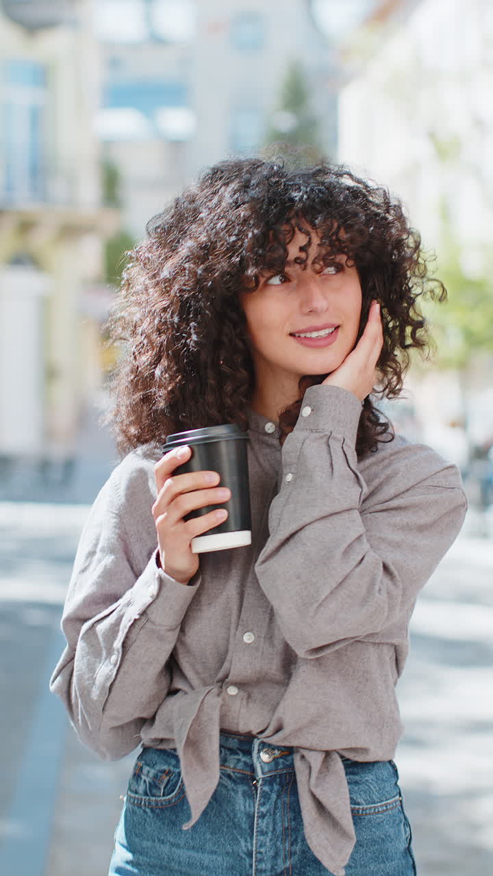 joven feliz disfrutando de beber café de la mañana bebida caliente relajándose tomando un descanso en la calle de la ciudad