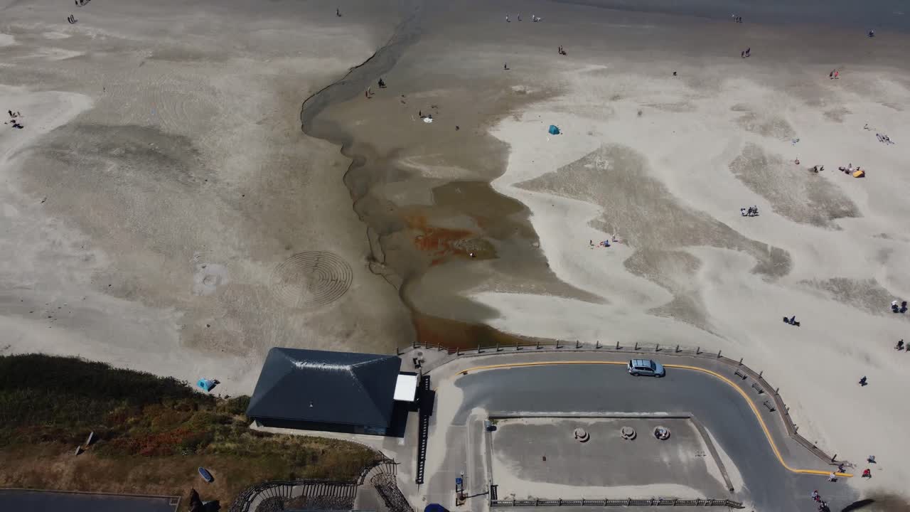 toma de drone de un camión que se dirigía a estacionar en la playa de nye en newport, oregon