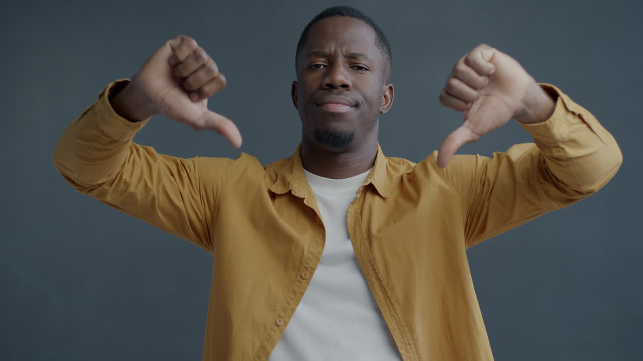 un homme avec des expressions différentes