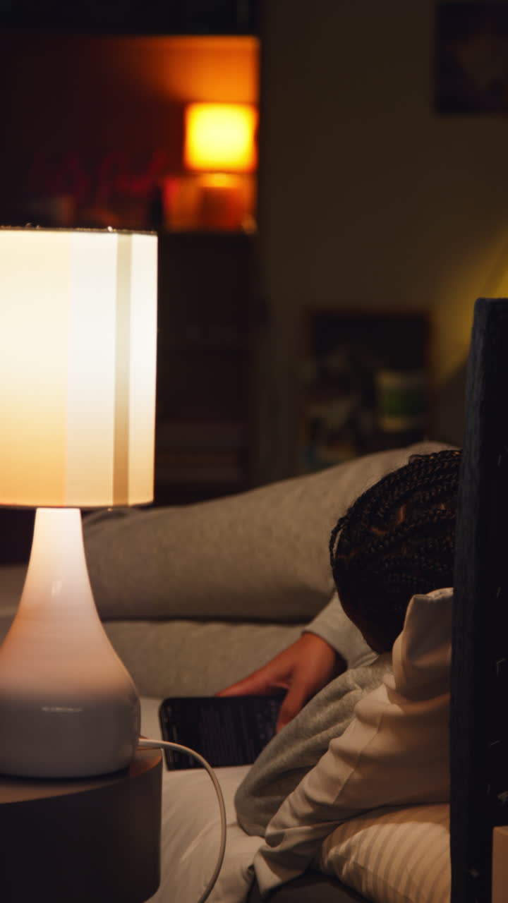 밤에 침대에서 읽는 사람