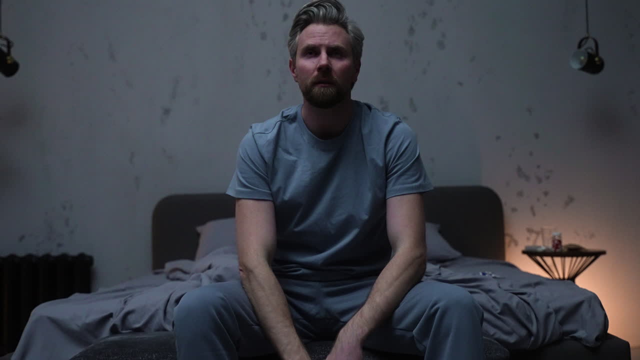 hombre en el dormitorio por la noche