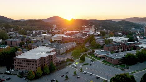 AERIAL-PULLOUT-AT-SUNRISE-BOONE-NC,-NORTH-CAROLINA-APPALACHIAN-STATE-UNIVERSITY-CAMPUS