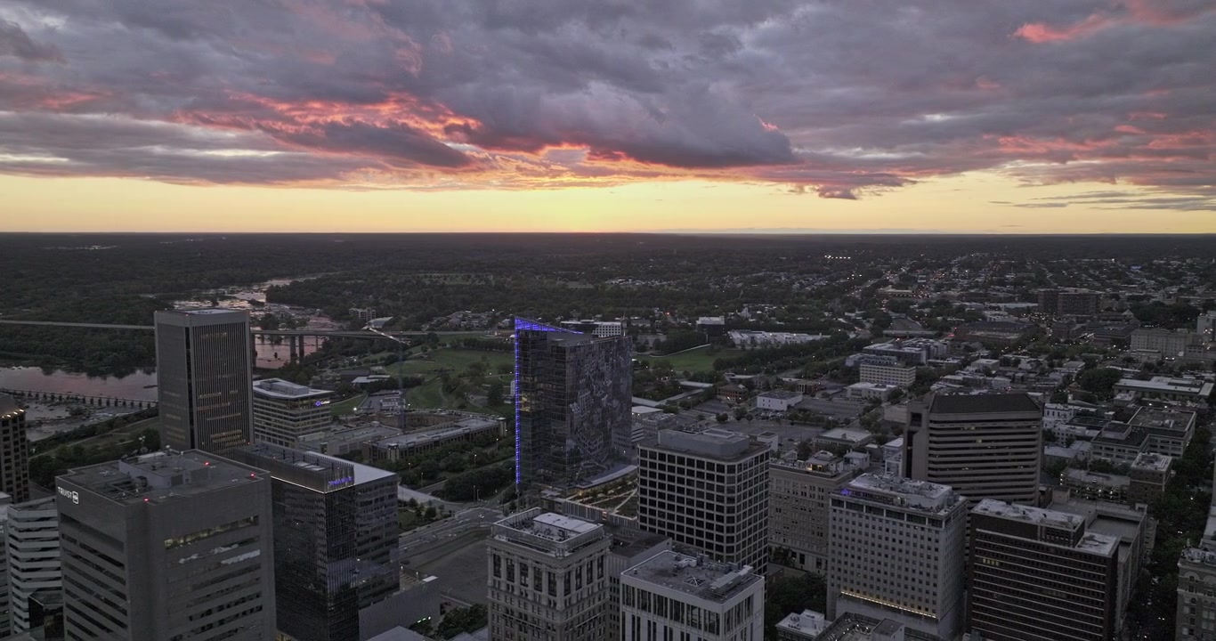Richmond Virginia Aérea v106 sobrevuelo al atardecer sobre el centro y el Distrito del Capitolio hacia el río James, Gambles Hill y Monroe Ward - Filmado con Mavic 3 Pro Cine - 30 de septiembre de 2023